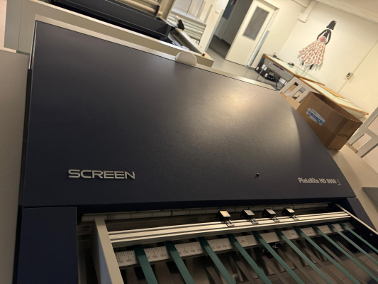 Screen PT-R 8900